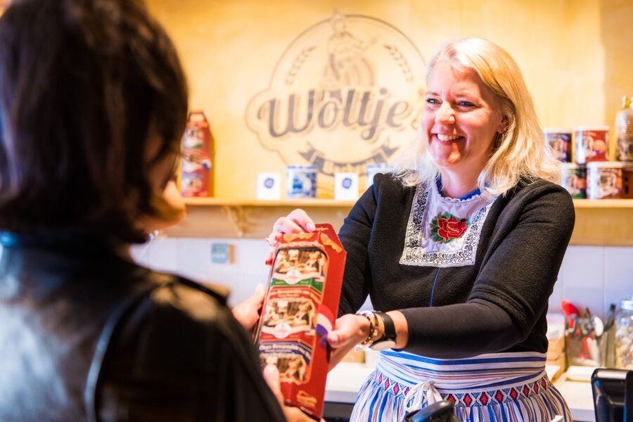 Volendam: Stroopwafel Experience with Tasting - Watching the baker downstairs