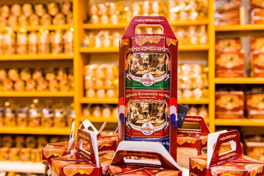Volendam: Stroopwafel Experience with Tasting - Syrup, waffle layers, and the tasting