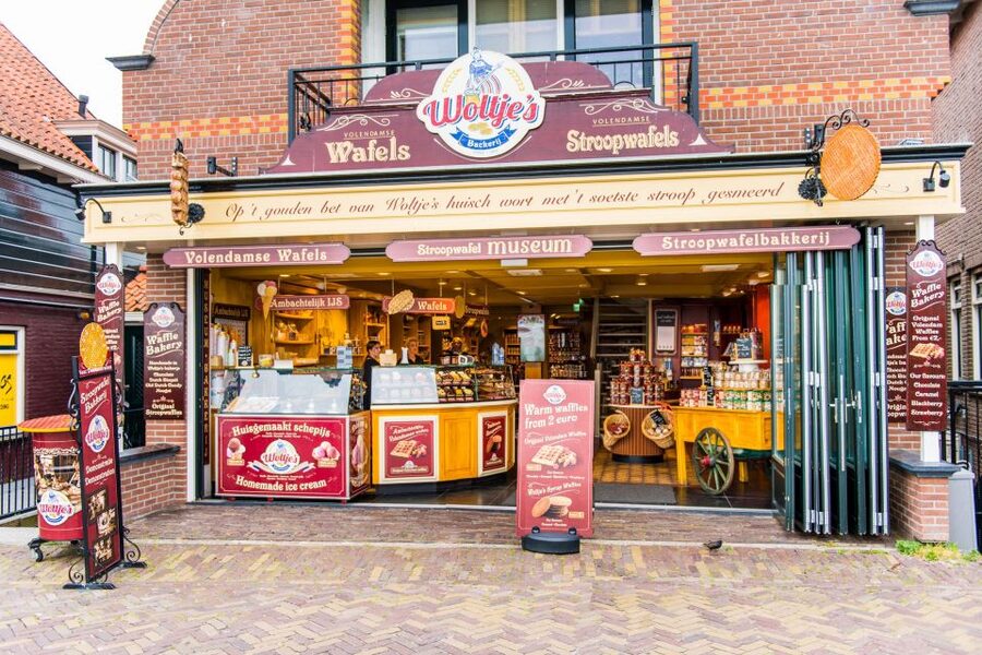 Volendam: Stroopwafel Experience with Tasting - The small museum and Dutch house display