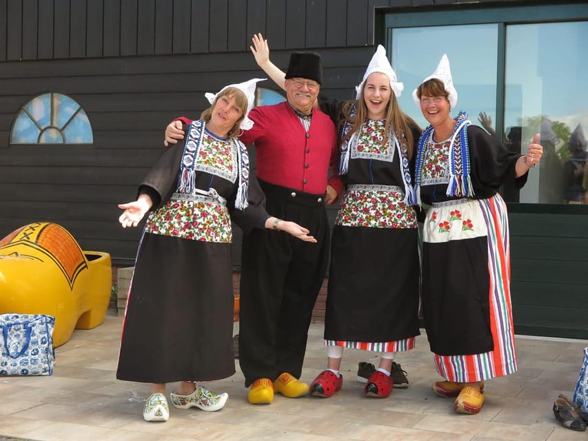 Volendam: Traditional Costume Photo with Cheese & Clog Tour - What happens at Simonehoeve
