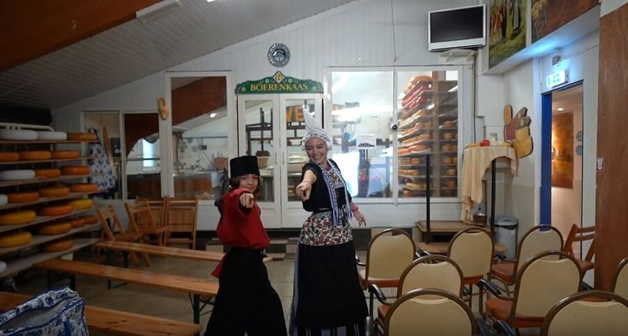 Volendam: Traditional Costume Photo with Cheese & Clog Tour - Should you book the Volendam costume and cheese tour?