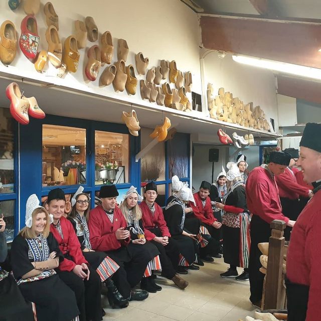 Volendam: Traditional Costume Photo with Cheese & Clog Tour - Shopping after the tour