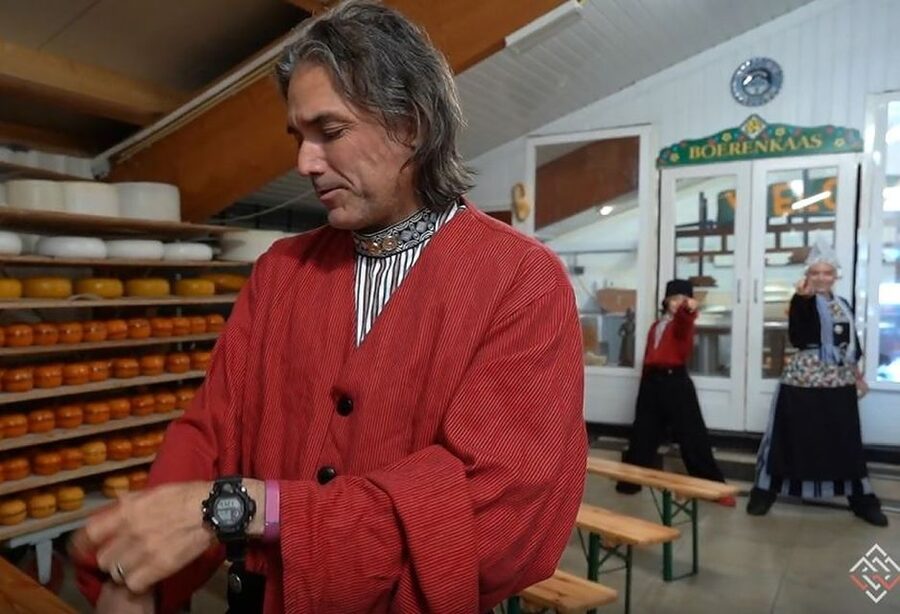 Volendam: Traditional Costume Photo with Cheese & Clog Tour - Is $11 good value?