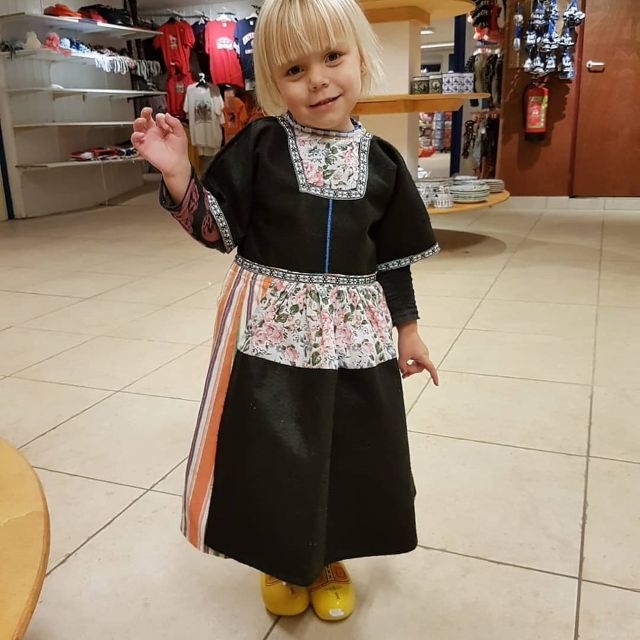 Volendam: Traditional Costume Photo with Cheese & Clog Tour - Helpful planning details