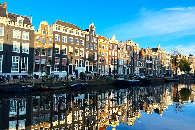 Walking Tour about Golden Age Architecture, private local guide - Torensluis and Amsterdam’s crooked houses