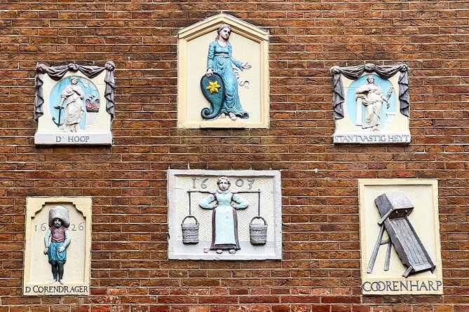 Walking Tour about Golden Age Architecture, private local guide - De Dolphijn and the story behind a house name