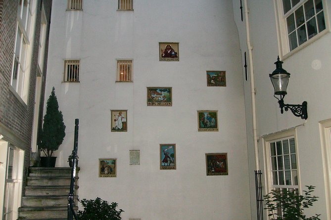 Walking tour of 2 hours of the highlights of Amsterdam - Begijnhof, a quiet courtyard in the center